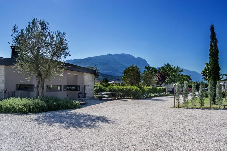 Natural landscape, Living room, Lobby or reception, Seating area, Garden view, Mountain view