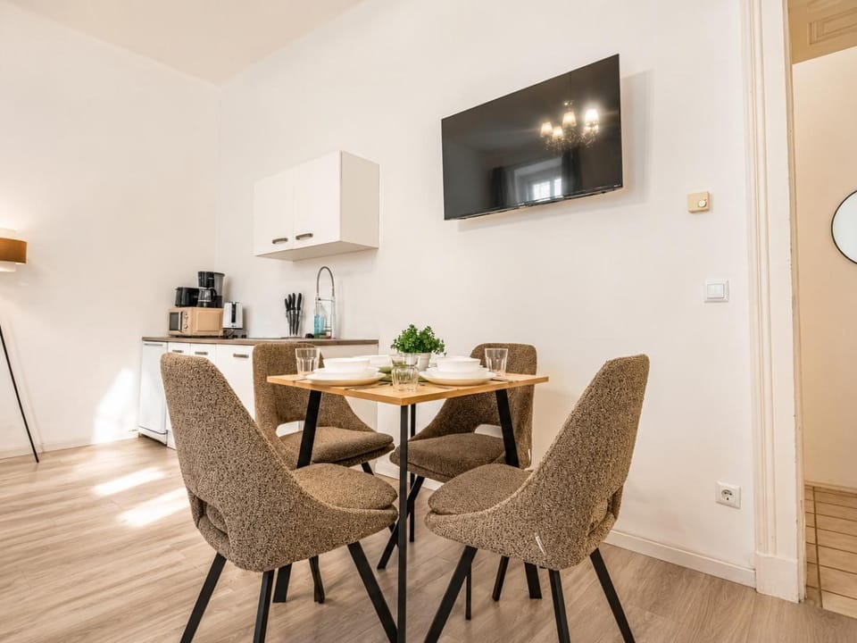 Property building, TV and multimedia, Kitchen or kitchenette, Seating area, Dining area