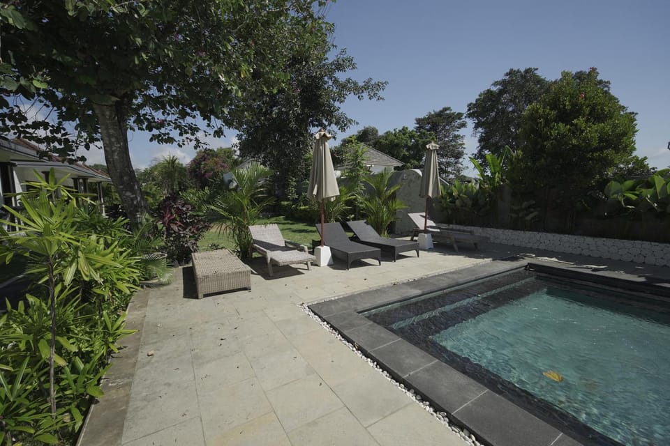 Swimming pool, sunbed