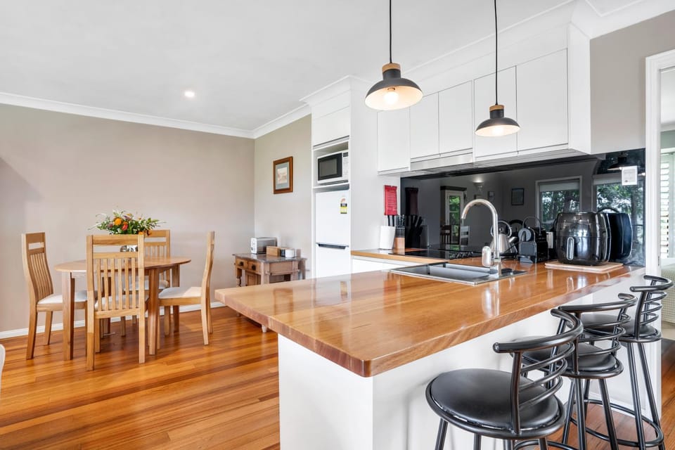 Dining area, kitchen