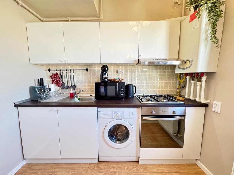 Coffee/tea facilities, Kitchen or kitchenette, stove