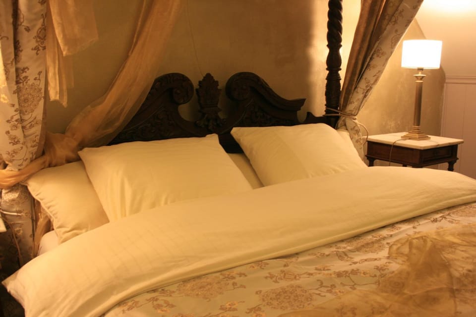Bed, Photo of the whole room, Decorative detail, Bedroom