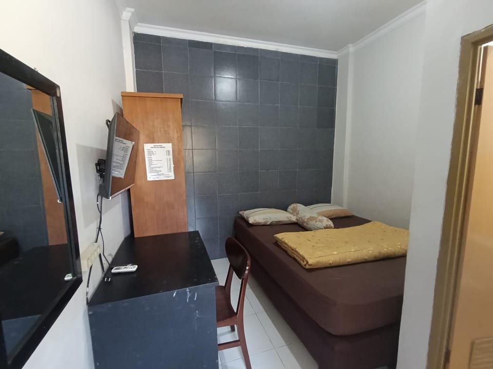 Bed, Photo of the whole room, towels