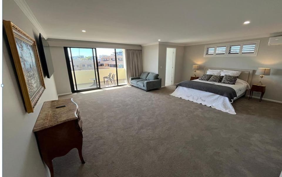 Shower, Bed, Bathroom, Photo of the whole room, Seating area, Beach, Bedroom, Sea view, Sea view, Bath, kitchen, air conditioner