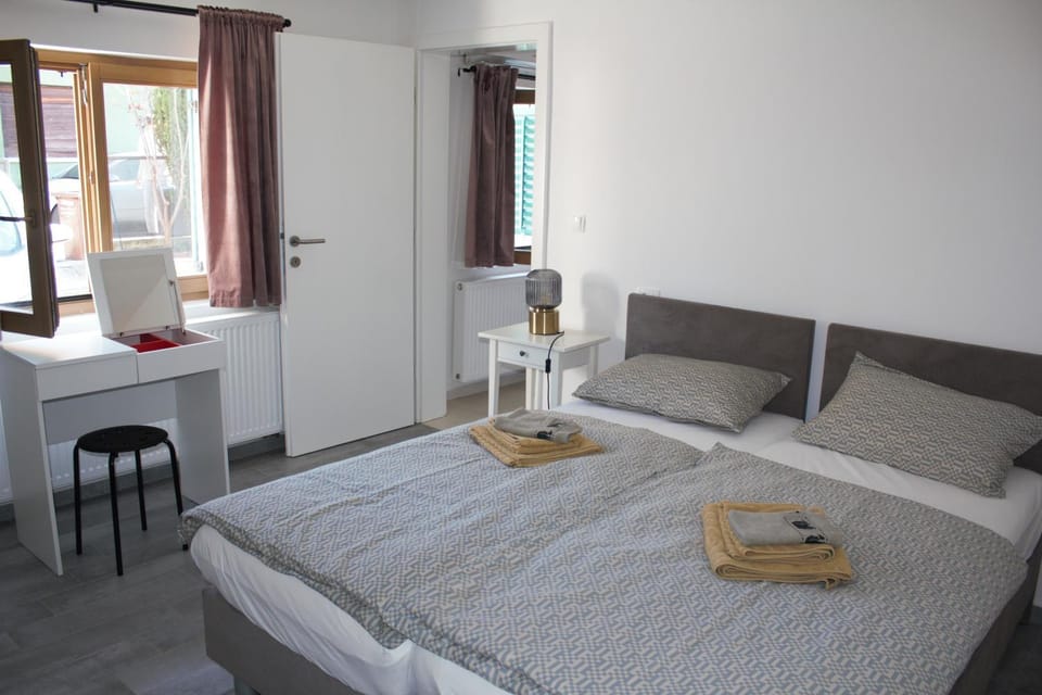 Bed, towels
