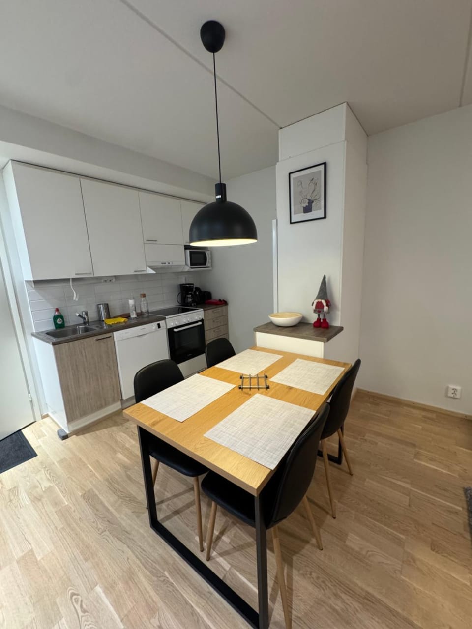 Kitchen or kitchenette, Dining area