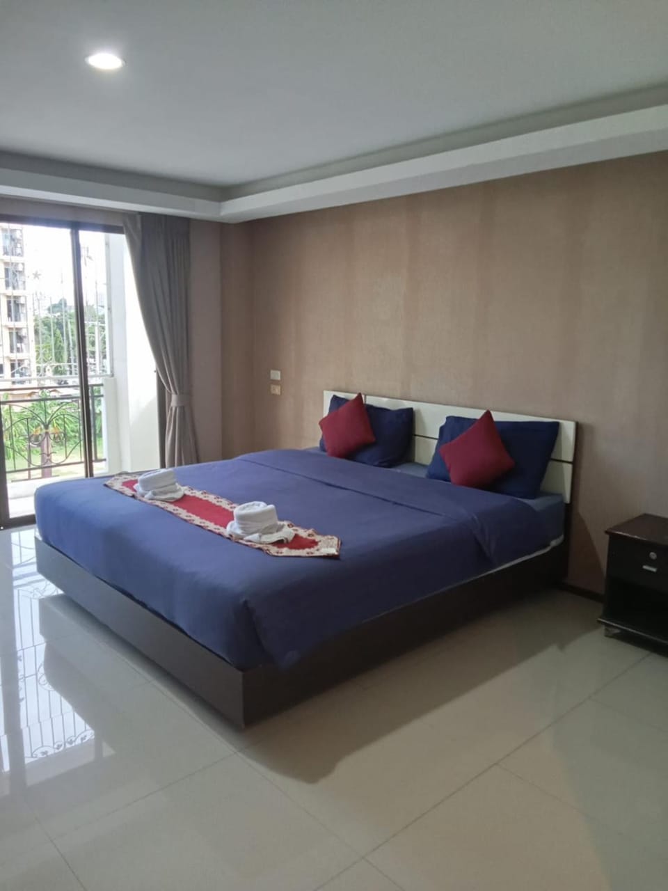 Bed, Photo of the whole room, Seating area, Bedroom