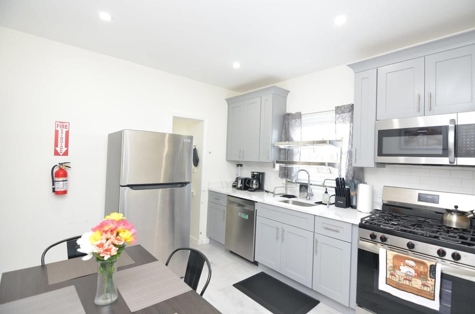 Cozy Beds with Parking, Laundry - Near RU, RWJ, NJ Transit Apartment in Highland Park