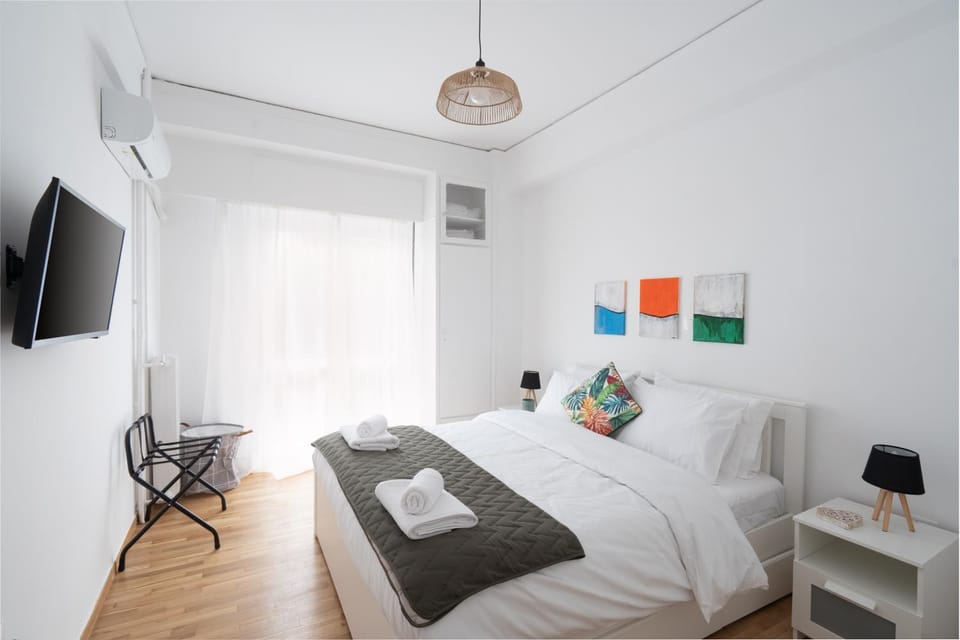 Bed, TV and multimedia, Photo of the whole room, Bedroom, towels, air conditioner