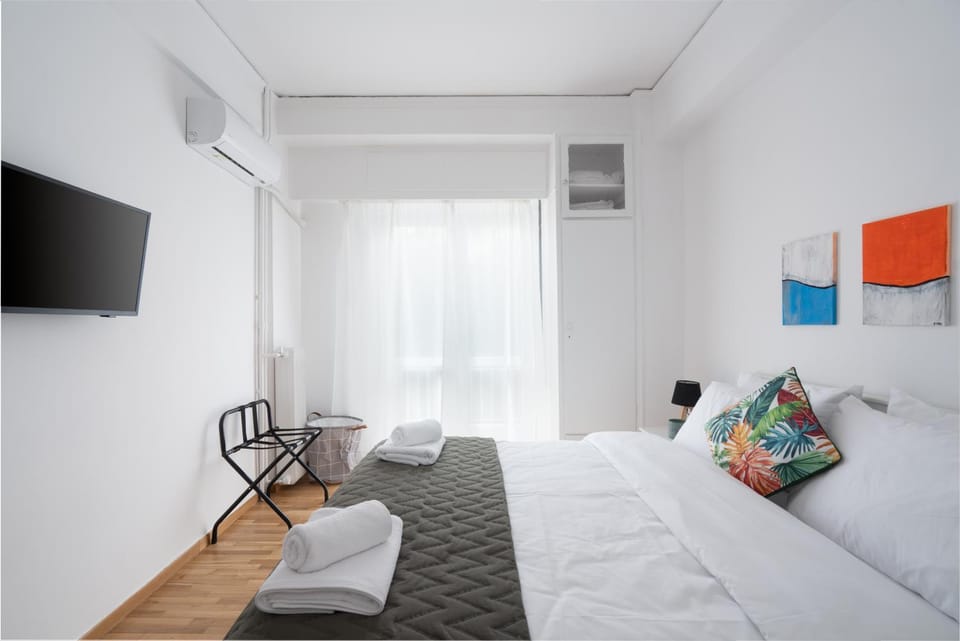 Bed, TV and multimedia, Bedroom, towels, air conditioner