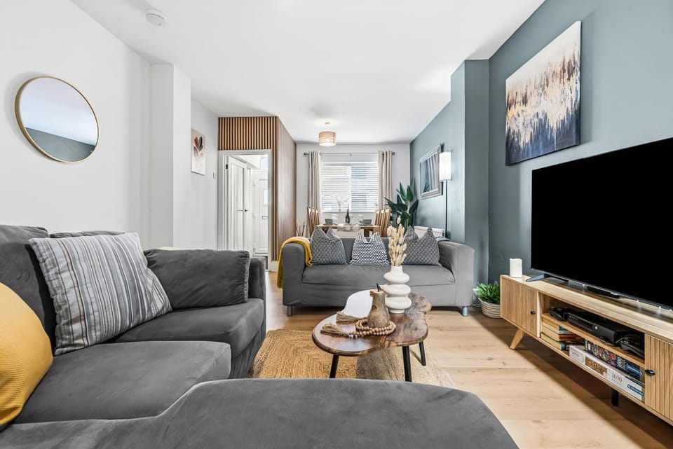 Communal lounge/ TV room, TV and multimedia, Living room, Seating area, Evening entertainment