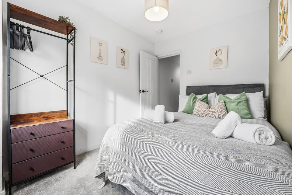 Bed, Bedroom, towels, wardrobe