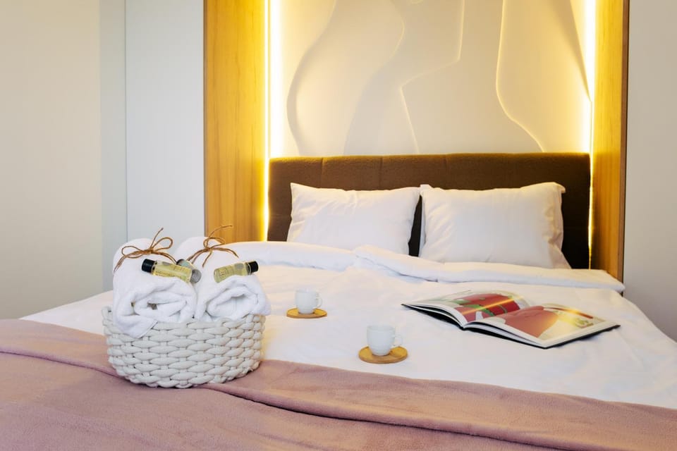Bed, Bedroom, towels