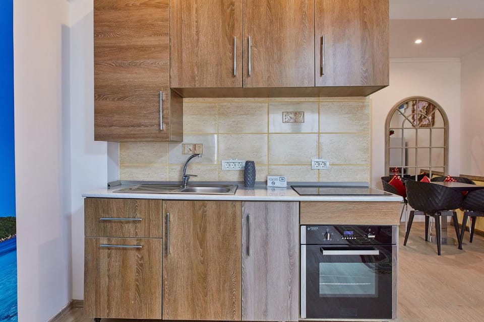 Kitchen or kitchenette, Dining area, oven, stove