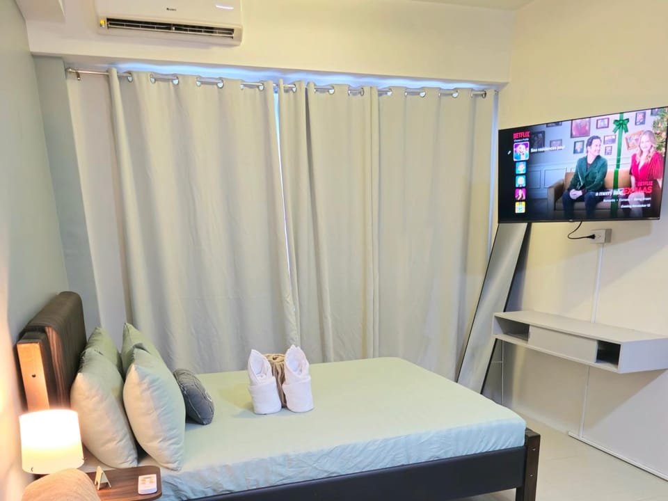 Bed, Dining area, air conditioner