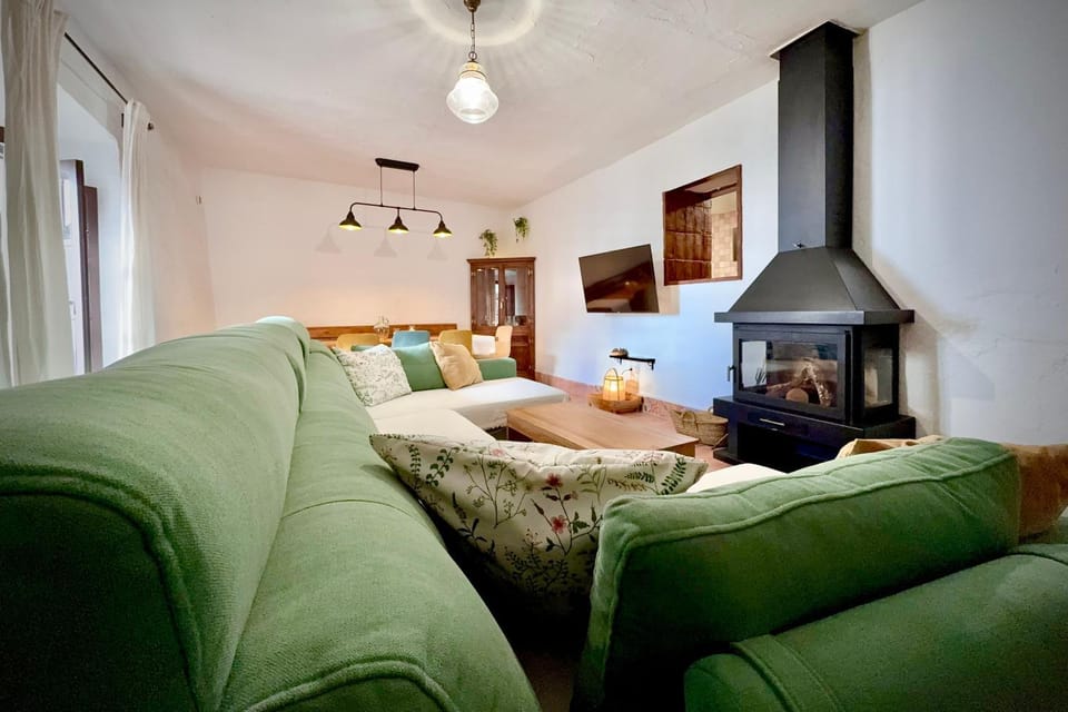 TV and multimedia, Living room, Lounge or bar, Photo of the whole room, Seating area, fireplace