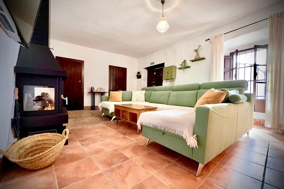 TV and multimedia, Living room, Lounge or bar, Photo of the whole room, Seating area