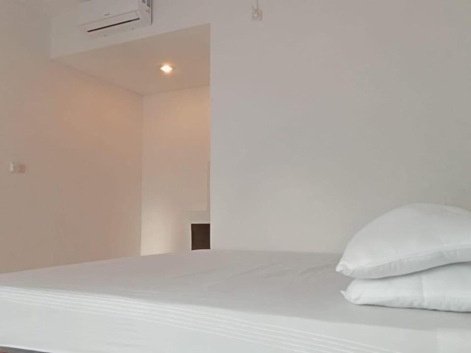 Bed, Photo of the whole room, Bedroom, air conditioner