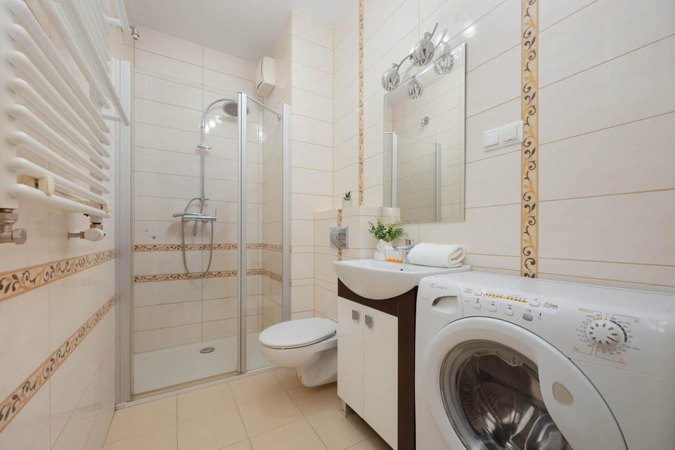 Shower, Toilet, Bathroom, towels, washing machine