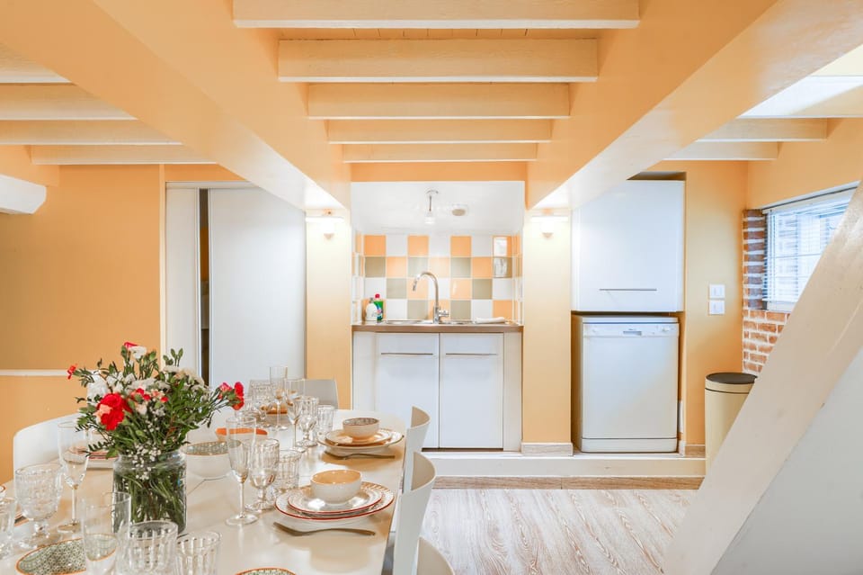 Kitchen or kitchenette, Dining area