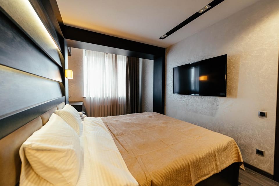Bed, TV and multimedia, Bedroom