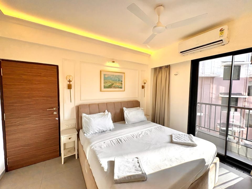 Photo of the whole room, Bedroom