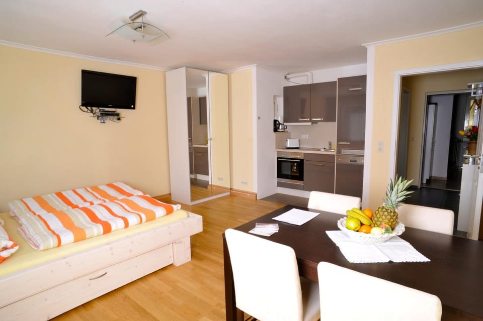 Bed, TV and multimedia, Kitchen or kitchenette, Living room, Dining area, Bedroom, oven