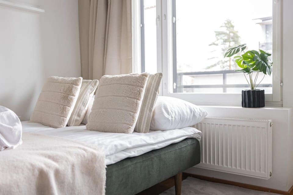 Bed, towels