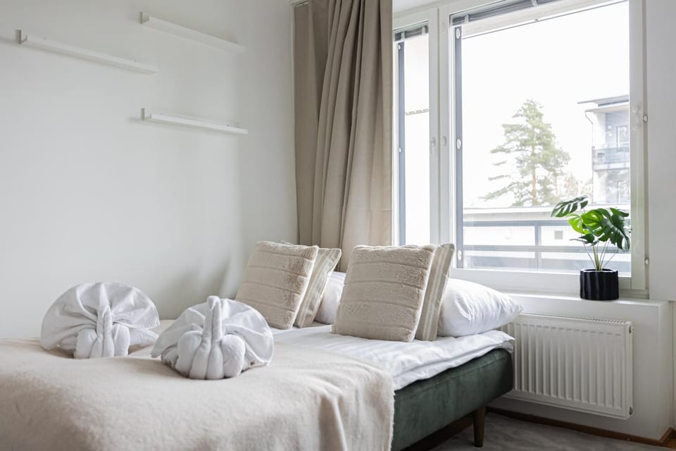 Bed, Bedroom, towels