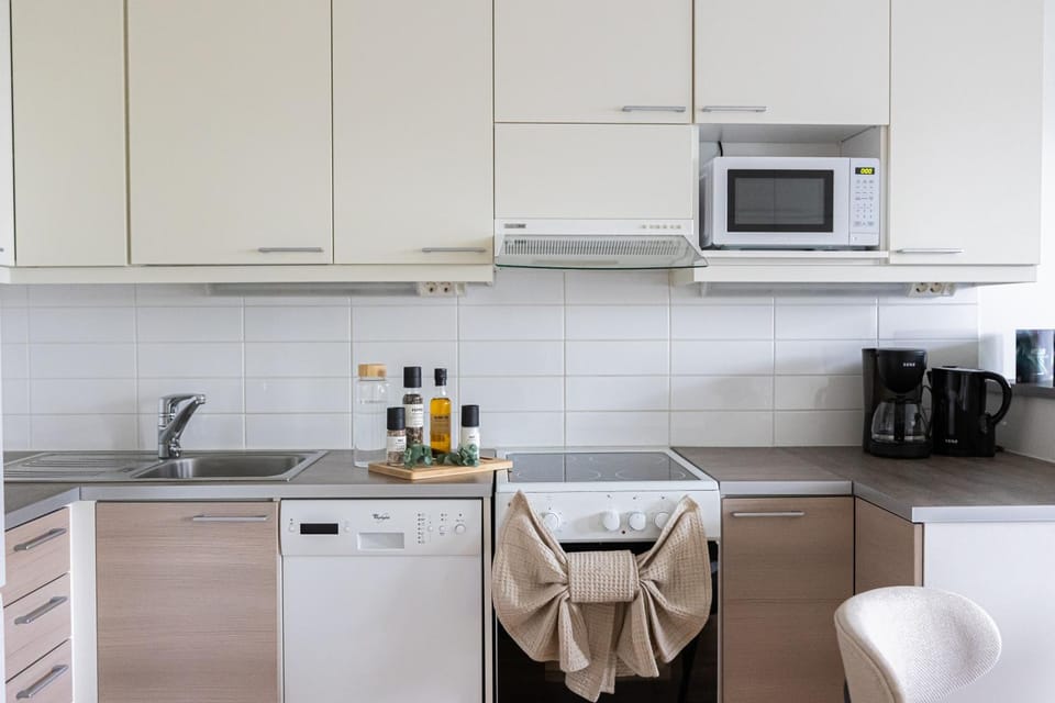 Coffee/tea facilities, Kitchen or kitchenette, Dining area, dishwasher, oven