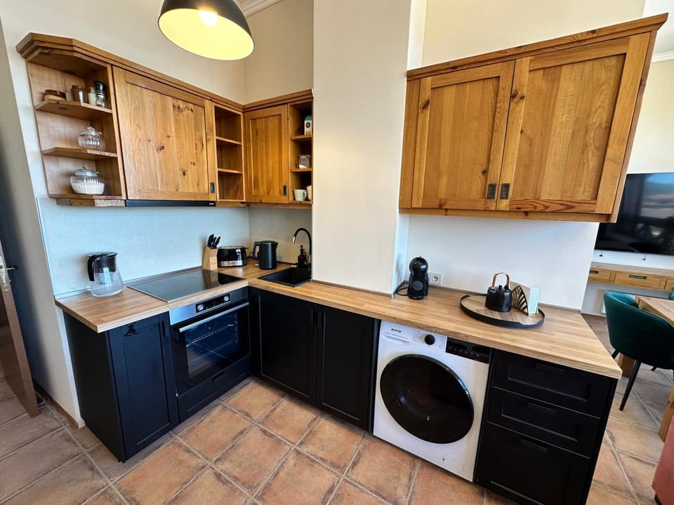 Coffee/tea facilities, Kitchen or kitchenette, oven, stove, washing machine