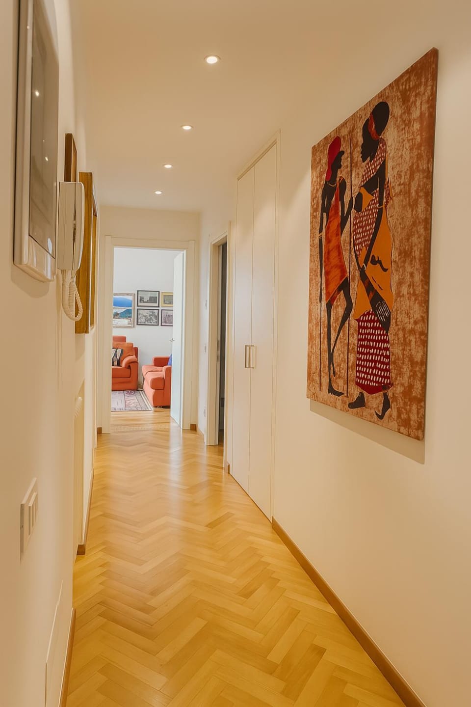 Photo of the whole room, Decorative detail