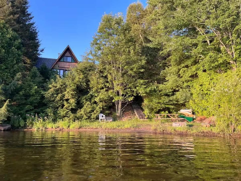 Comfort & Lake Access - Au Pic du Lac Chalet in Mont-Laurier