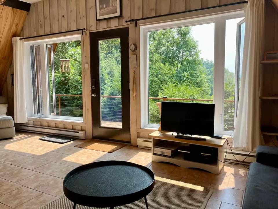 Comfort & Lake Access - Au Pic du Lac Chalet in Mont-Laurier