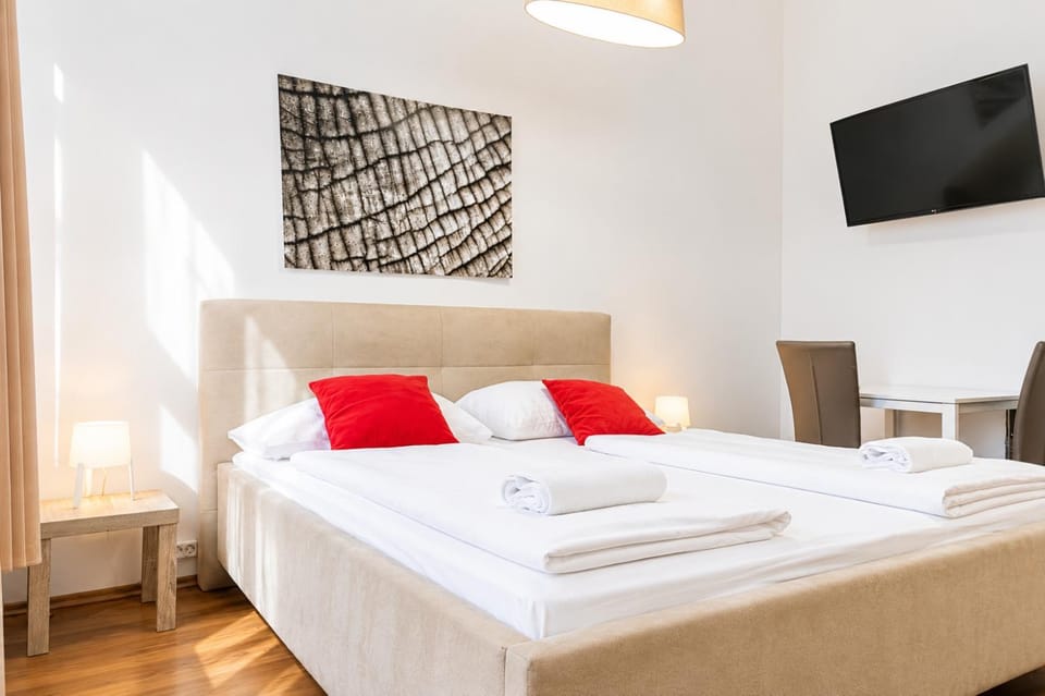 Bed, TV and multimedia, Bedroom