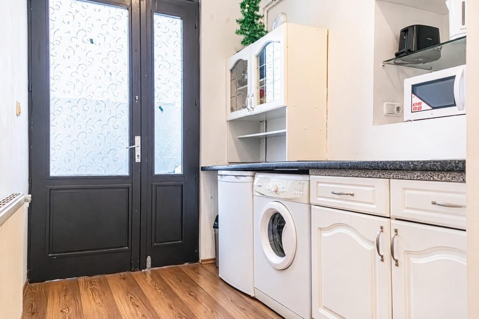Kitchen or kitchenette, oven, stove