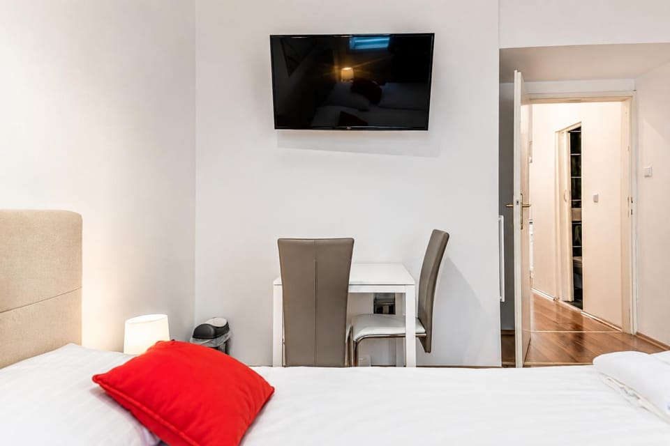 Bed, TV and multimedia, Seating area, Bedroom