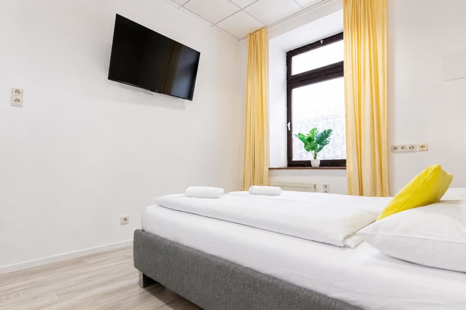 Bed, TV and multimedia, Bedroom, towels