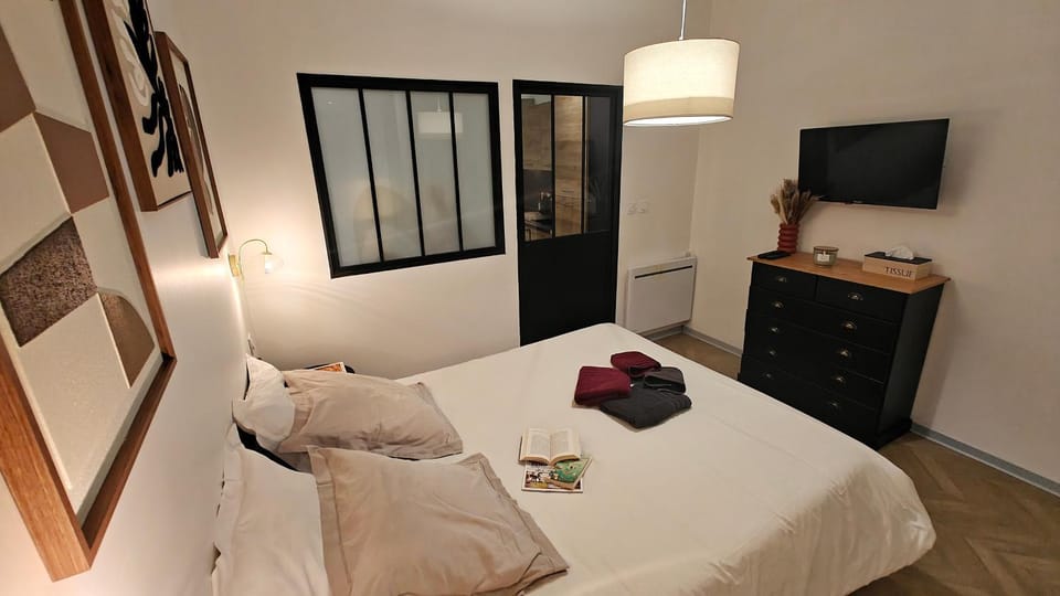 Bed, TV and multimedia, Photo of the whole room, Bedroom