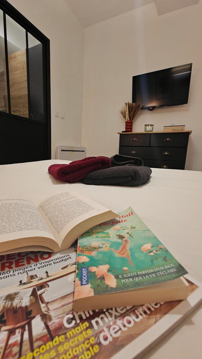 Bed, TV and multimedia, Bedroom