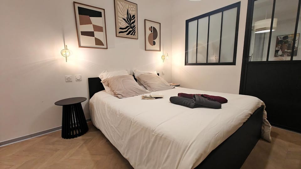 Bed, Photo of the whole room, Bedroom, towels