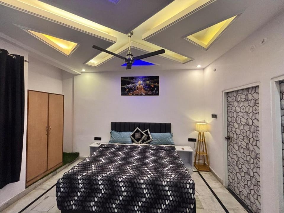 Vista Kove Flat - 212, Crown Mall Apartment in Uttar Pradesh