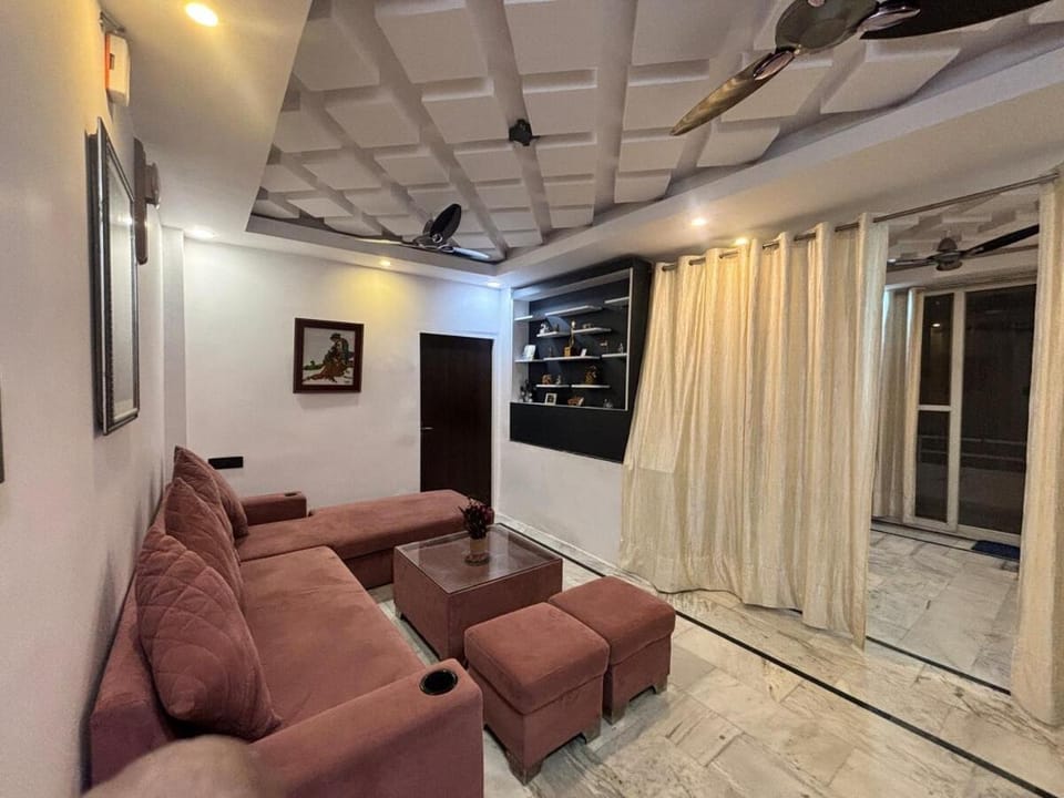 Vista Kove Flat - 212, Crown Mall Apartment in Uttar Pradesh