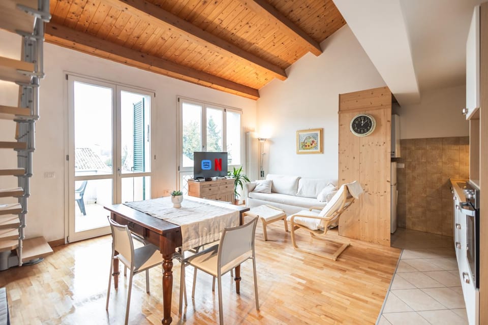 TV and multimedia, Living room, Seating area, Dining area
