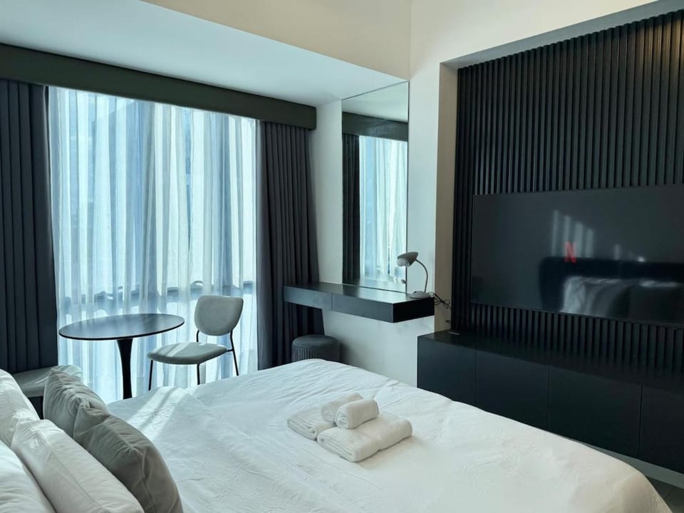 38 Park Studio with King Bed, Pool, Gym & Netflix Apartment in Lapu-Lapu City