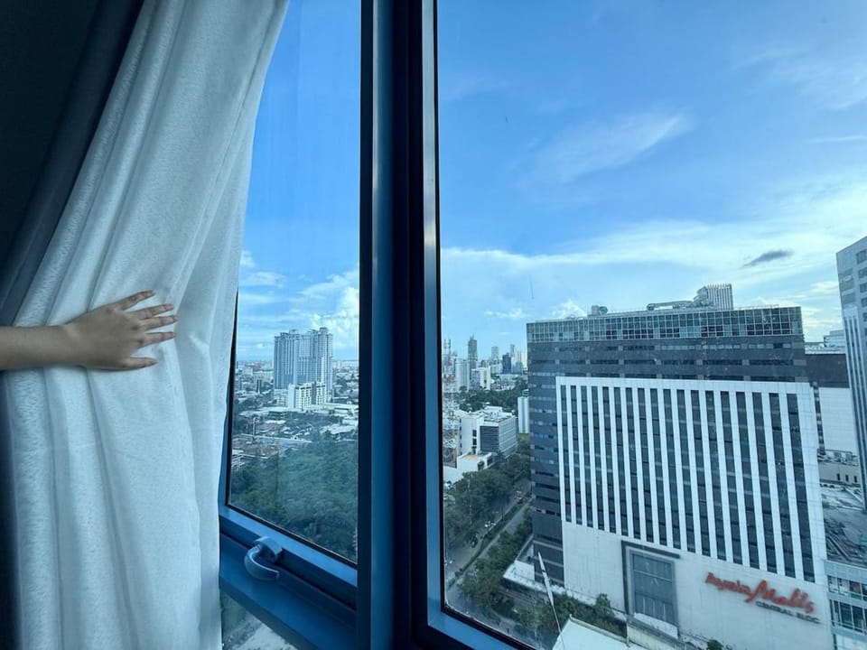 38 Park Studio with King Bed, Pool, Gym & Netflix Apartment in Lapu-Lapu City