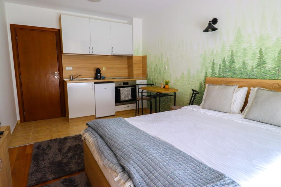 Coffee/tea facilities, Kitchen or kitchenette, Photo of the whole room, Decorative detail, Dining area, Bedroom