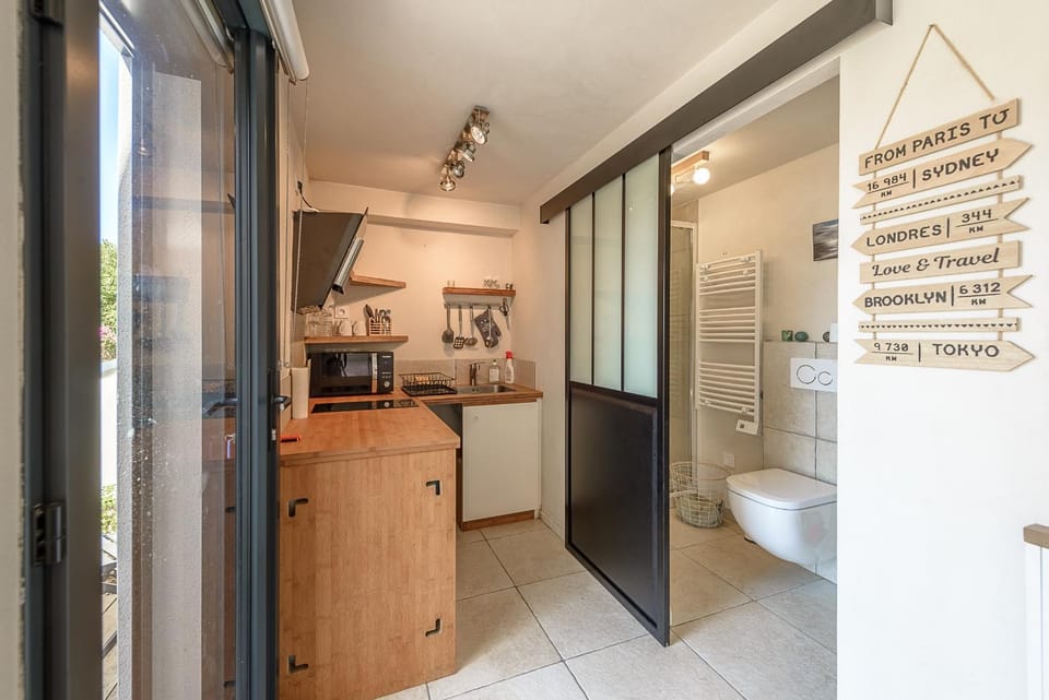 Kitchen or kitchenette