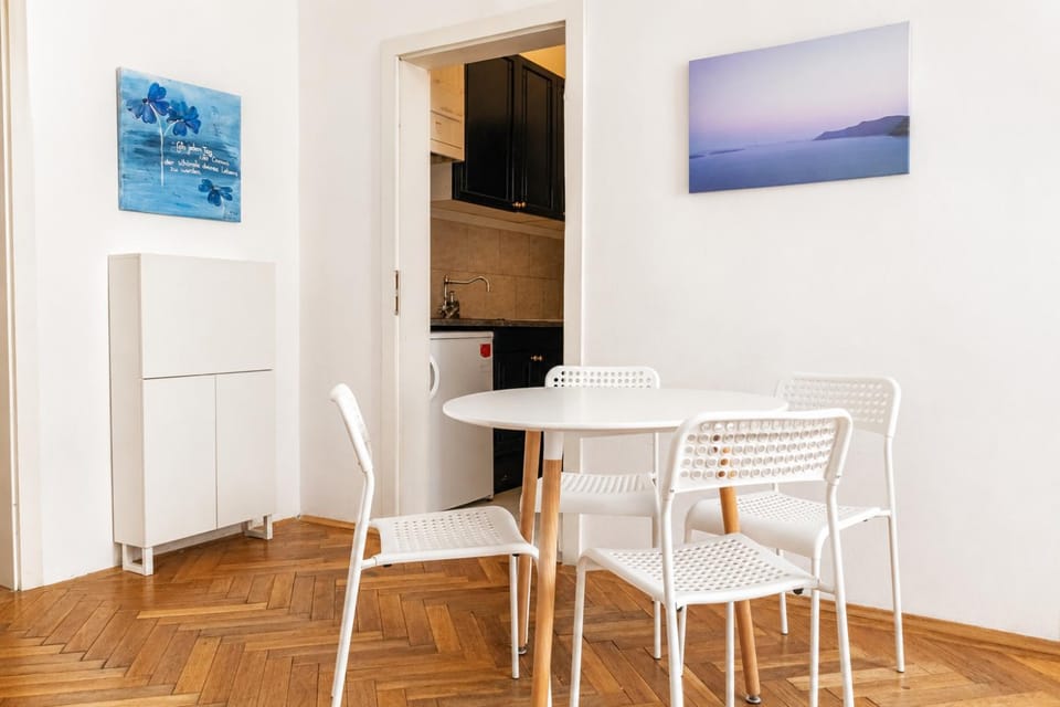 Kitchen or kitchenette, Seating area, Dining area