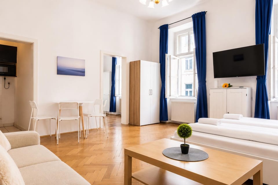 Bed, TV and multimedia, Seating area, Bedroom